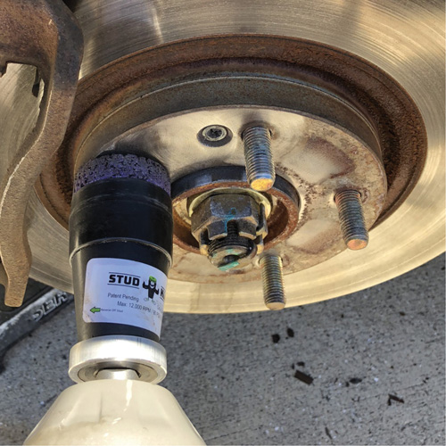 Outil de nettoyage pour moyeux, goujons et roues &agrave; entraînement par chocs STUD KLEEN Seagulf Marine Industries Inc.