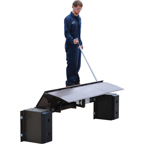 Niveleur de quai m&eacute;canique Edge-O-Dock, 99" la, 72" Largeur de la plateforme, 29" Port&eacute;e Seagulf Marine Industries Inc.