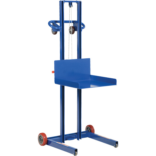 Plateforme &eacute;l&eacute;vatrice &agrave; profil bas pour charge l&eacute;g&egrave;re, M&eacute;canisme Treuil manuel, Capacit&eacute; de 400 lb, Levage max de 55" Seagulf Marine Industries Inc.