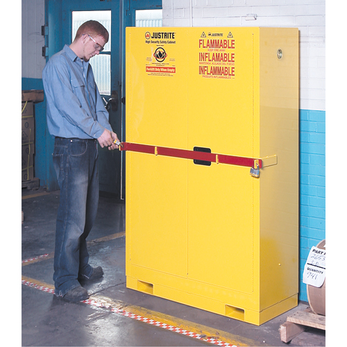 Armoire de rangement haute s&eacute;curit&eacute; avec barre en acier pour produits inflammables, 45 gal., 2 tablettes Seagulf Marine Industries Inc.