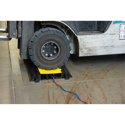 Protecteur de c&acirc;bles en polyur&eacute;thane, 3 canaux, 35,43" lo x 19,69" la x 3" h Seagulf Marine Industries Inc.