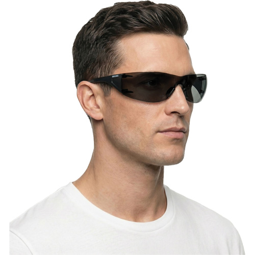Lunettes de s&eacute;curit&eacute; Adapt Lite, Lentille Fum&eacute;e, Antibu&eacute;e/Anti-&eacute;gratignures, ANSI Z87+/R&eacute;pond ou surpasse la norme CSA Z94.3 Seagulf Marine Industries Inc.